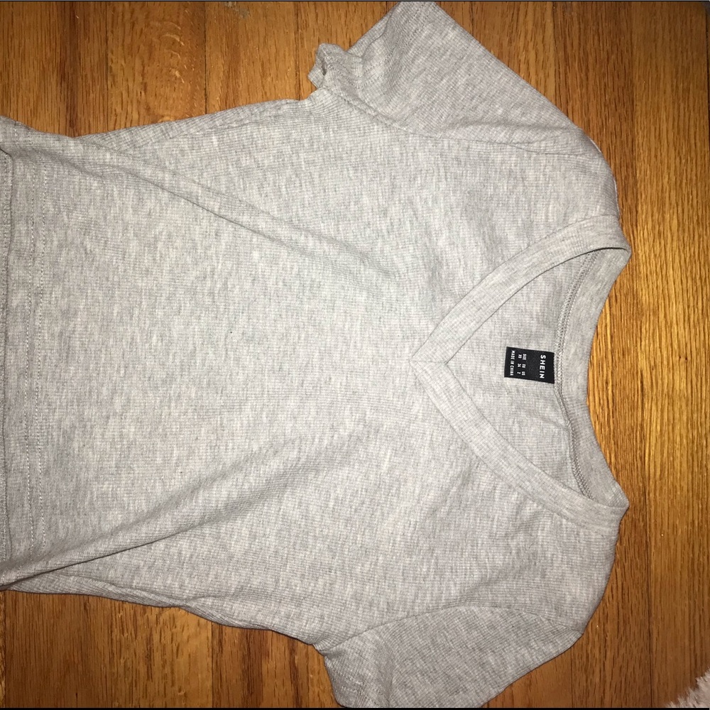 Cropped grey shirt